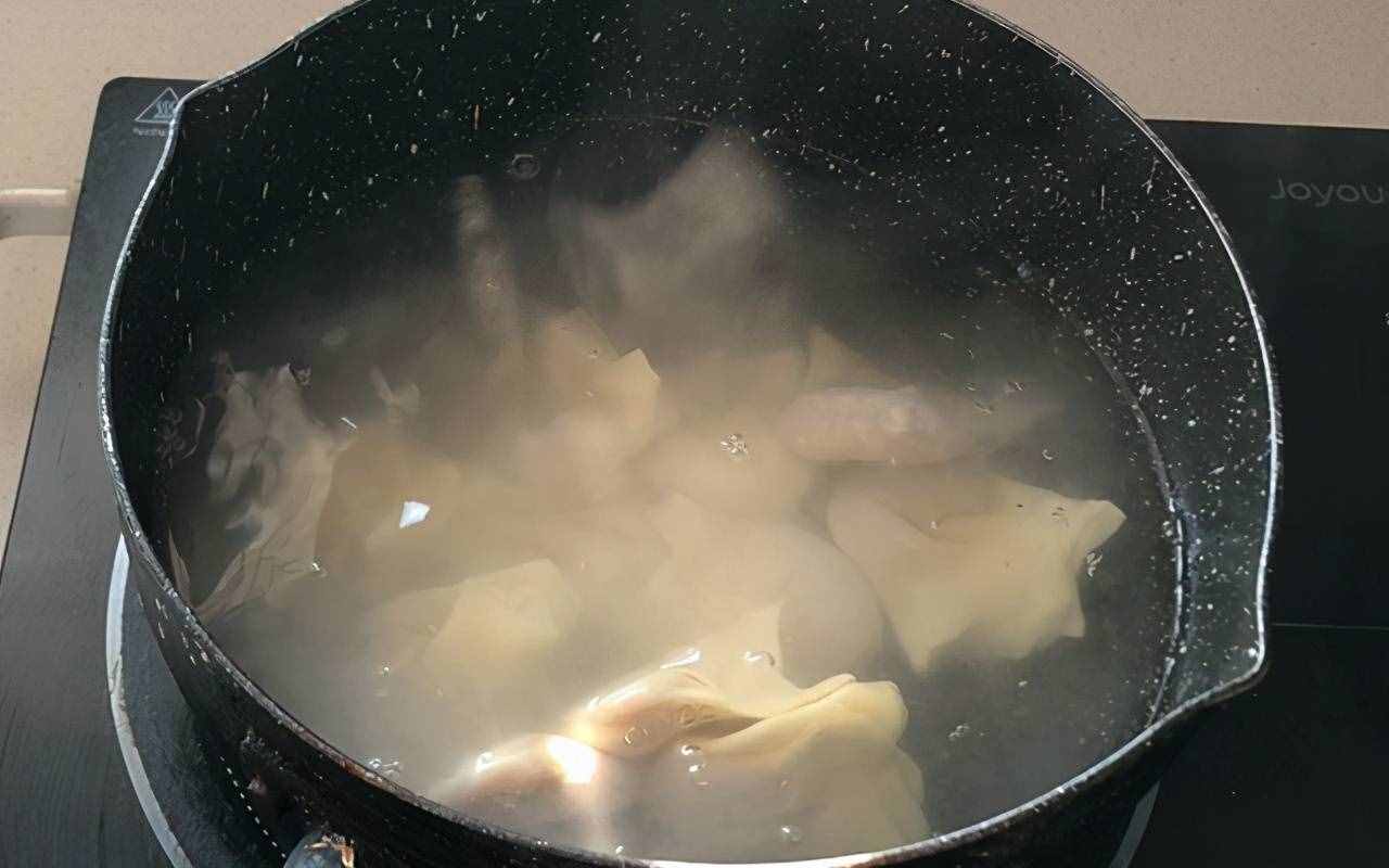 從和面到出鍋，手把手教你包餛飩，皮薄如紙，餡大味美，實惠營養(yǎng)