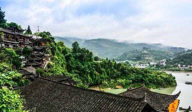 湘西芙蓉鎮(zhèn)，中國最古老的鎮(zhèn)，也是唯一掛在瀑布上的古鎮(zhèn)