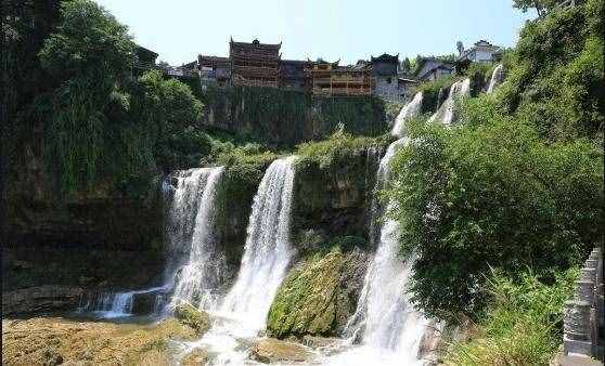 湘西芙蓉鎮(zhèn)，中國最古老的鎮(zhèn)，也是唯一掛在瀑布上的古鎮(zhèn)