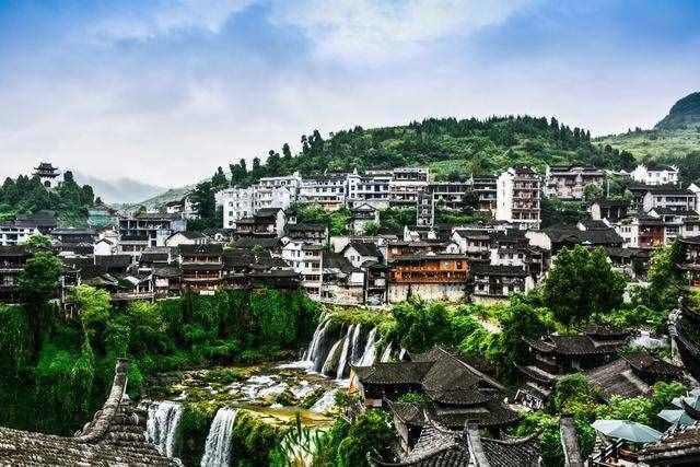 湘西芙蓉鎮(zhèn)，中國最古老的鎮(zhèn)，也是唯一掛在瀑布上的古鎮(zhèn)