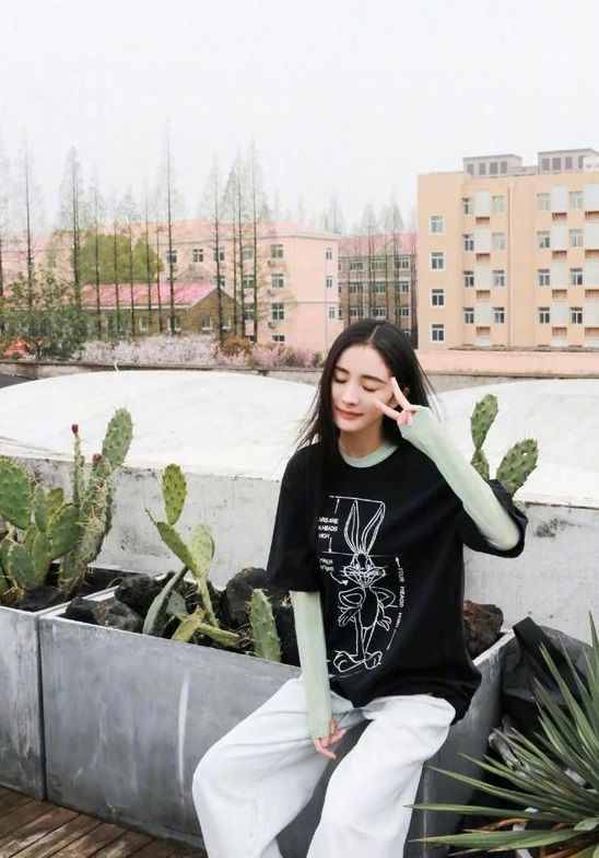 別再單穿T恤了！學(xué)習(xí)T恤疊穿的奧秘，化身時(shí)尚新寵兒