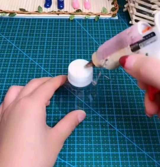 教你用飲料瓶做“花瓶”，再不為幼兒園手工犯愁，網(wǎng)友：又學(xué)一招