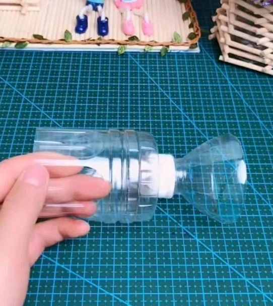 教你用飲料瓶做“花瓶”，再不為幼兒園手工犯愁，網(wǎng)友：又學(xué)一招