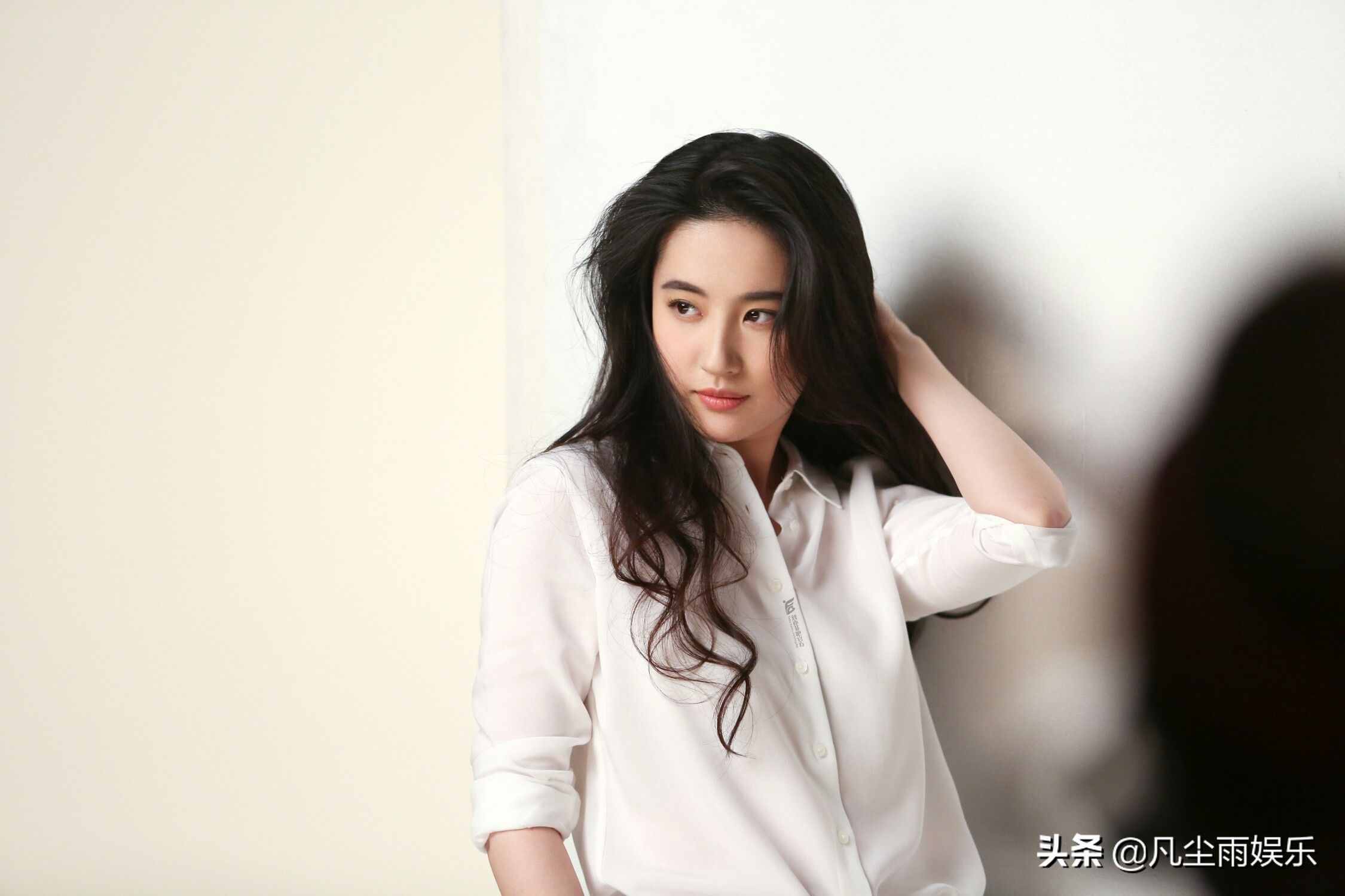 胡歌劉亦菲要官宣？兩人深夜隔空互動，其實郭德綱早已看穿一切
