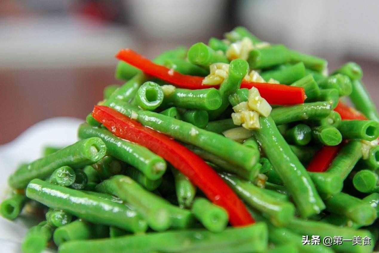 涼拌豆角好吃有技巧，豆角脆嫩不變色，蒜香濃郁味道鮮