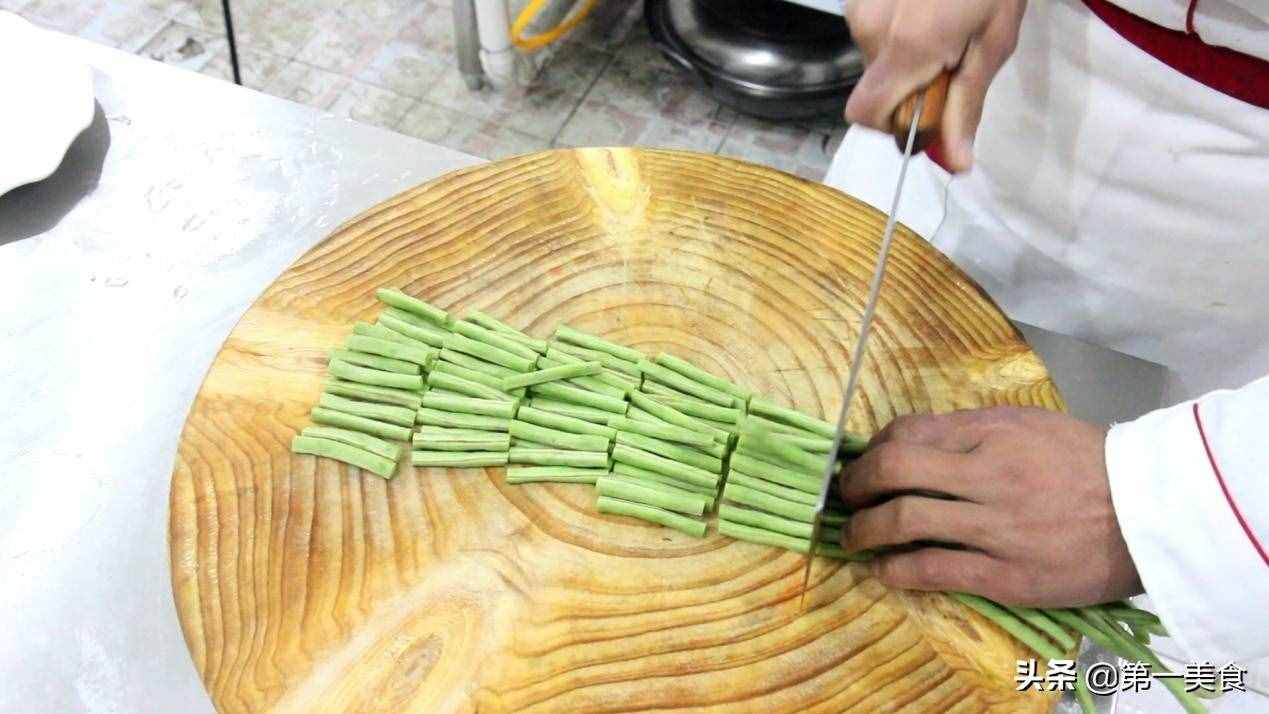 涼拌豆角好吃有技巧，豆角脆嫩不變色，蒜香濃郁味道鮮