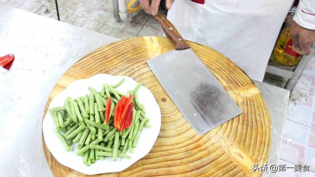涼拌豆角好吃有技巧，豆角脆嫩不變色，蒜香濃郁味道鮮