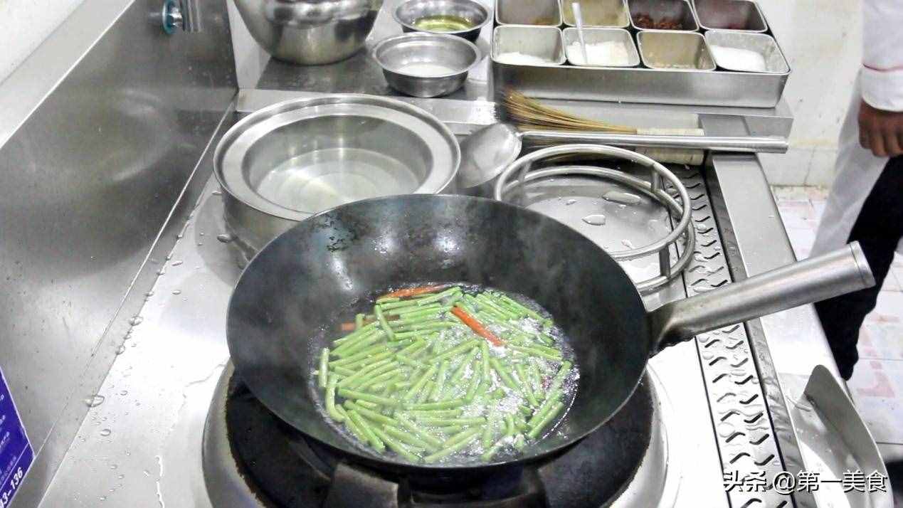 涼拌豆角好吃有技巧，豆角脆嫩不變色，蒜香濃郁味道鮮