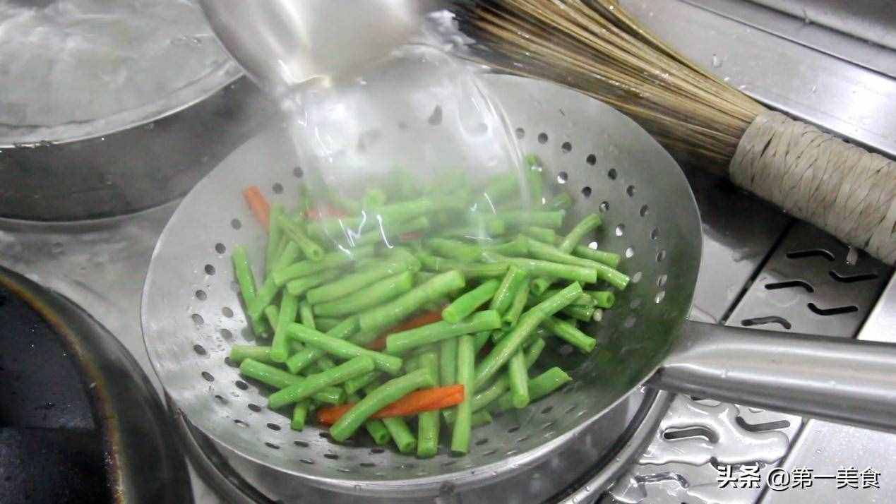 涼拌豆角好吃有技巧，豆角脆嫩不變色，蒜香濃郁味道鮮