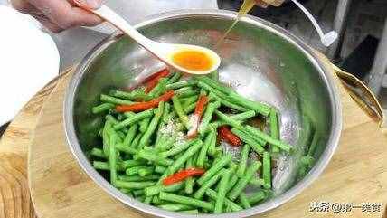 涼拌豆角好吃有技巧，豆角脆嫩不變色，蒜香濃郁味道鮮