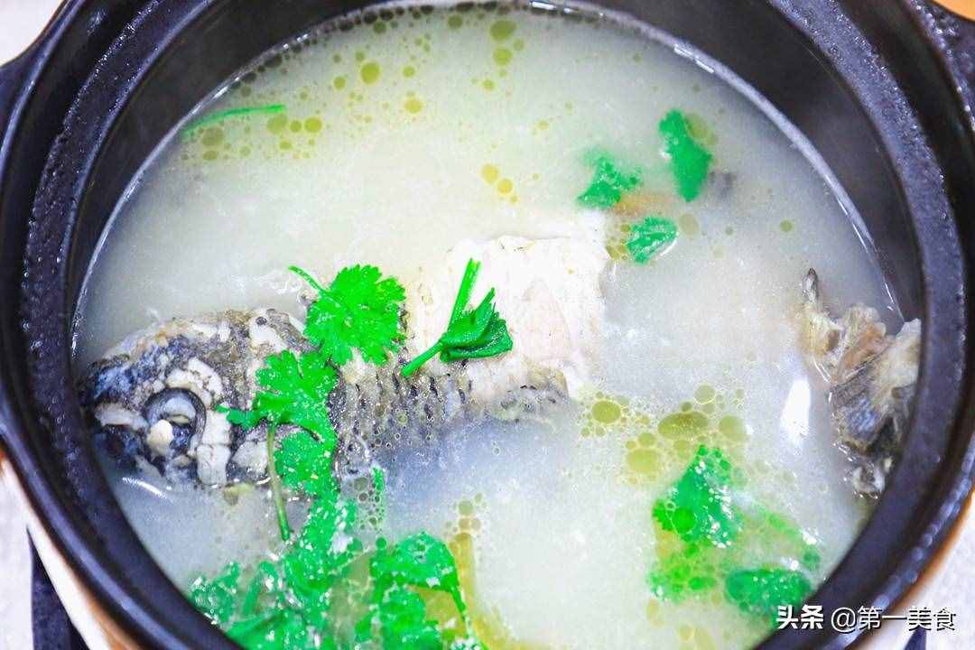 無論燉什么魚，牢記這3點，燉出來的魚湯又濃又白，還鮮香沒腥味