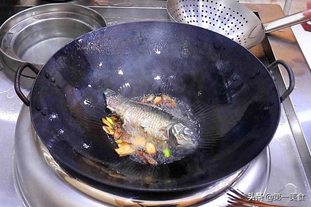 無論燉什么魚，牢記這3點，燉出來的魚湯又濃又白，還鮮香沒腥味