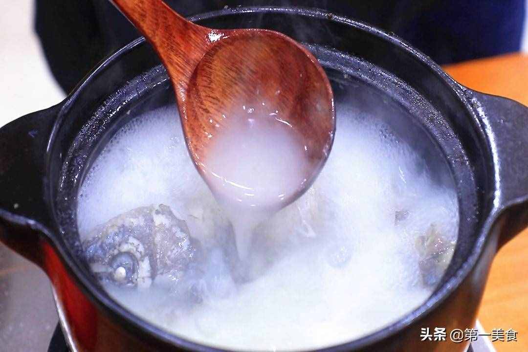 無論燉什么魚，牢記這3點，燉出來的魚湯又濃又白，還鮮香沒腥味