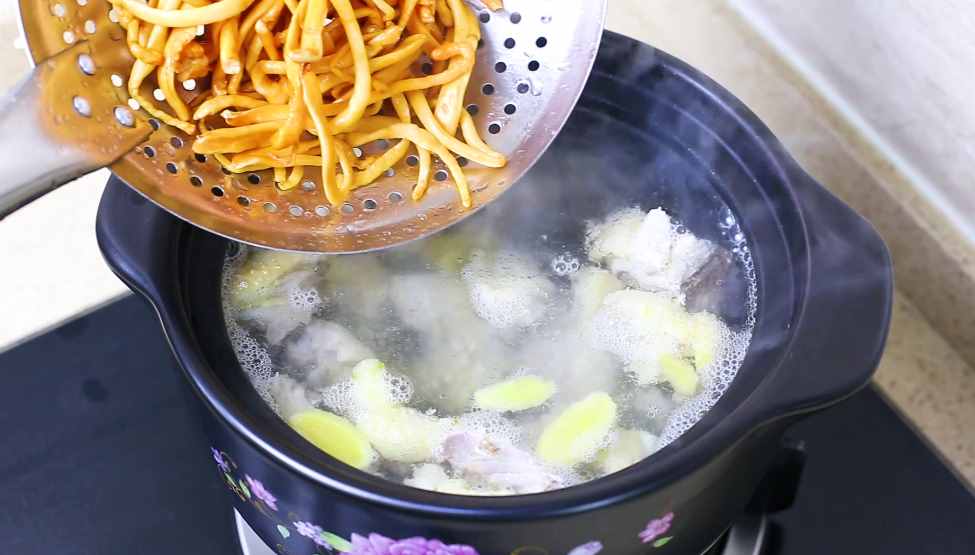 雞湯的正確做法，簡單3招燉出好喝的雞湯，雞肉不柴，湯鮮味美