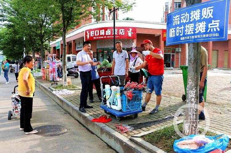 江西“城管喊商販來擺攤”走紅背后：臨時擺攤點不收費，城管維持秩序