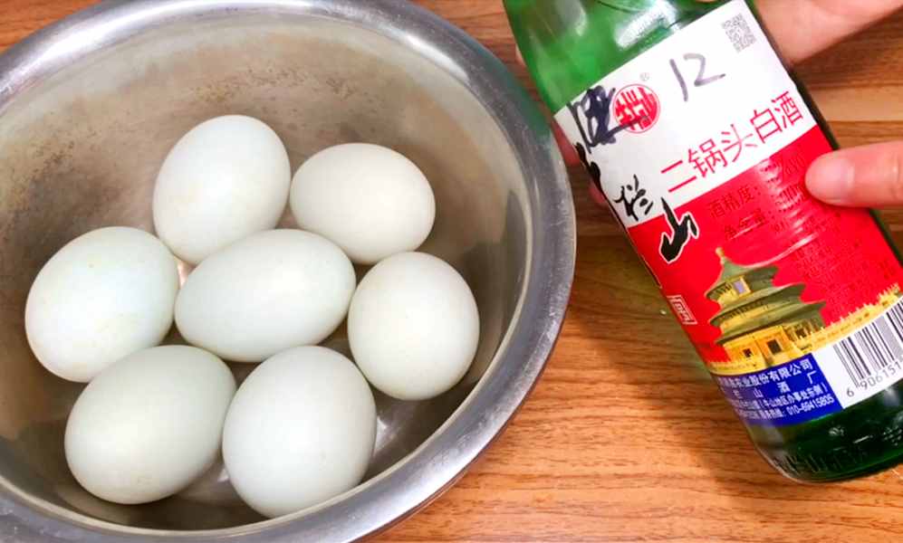 腌咸鴨蛋，只加鹽是不對(duì)的！多加這2步，7天就能吃，流油又起沙