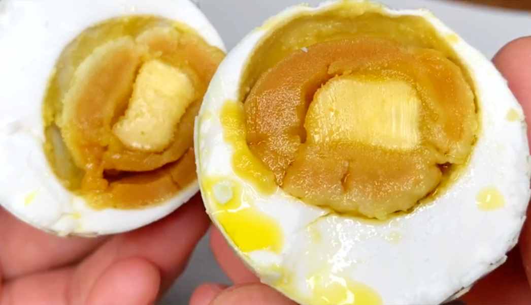 腌咸鴨蛋，只加鹽是不對(duì)的！多加這2步，7天就能吃，流油又起沙