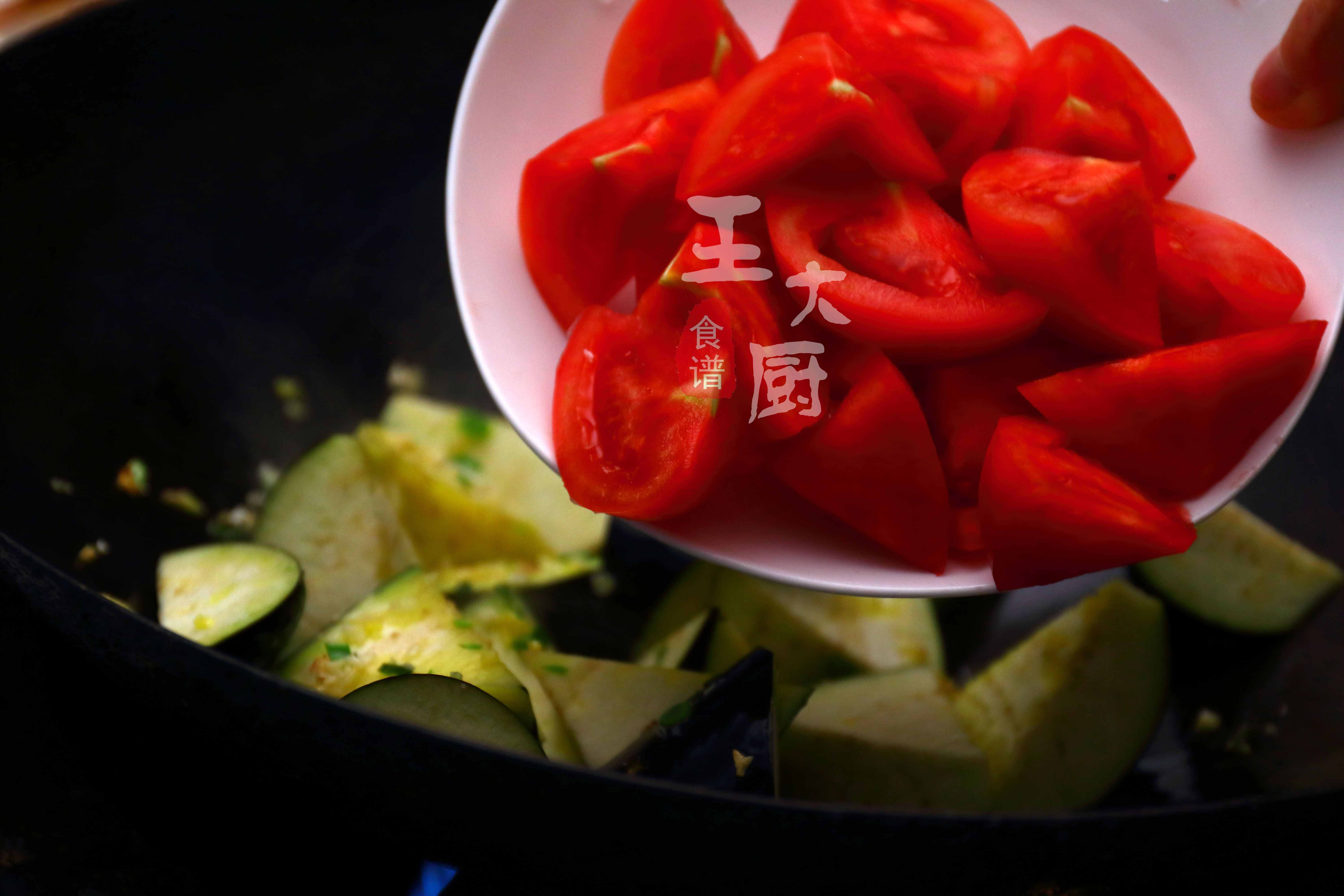 番茄燒茄子，一道適合夏天的開胃菜，咸香酸甜，開胃下飯