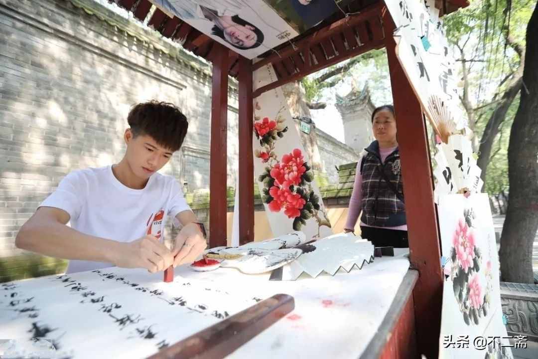 小伙子擺攤賣書畫，月入5萬(wàn)，還收了5個(gè)徒弟，網(wǎng)友：人帥字畫美
