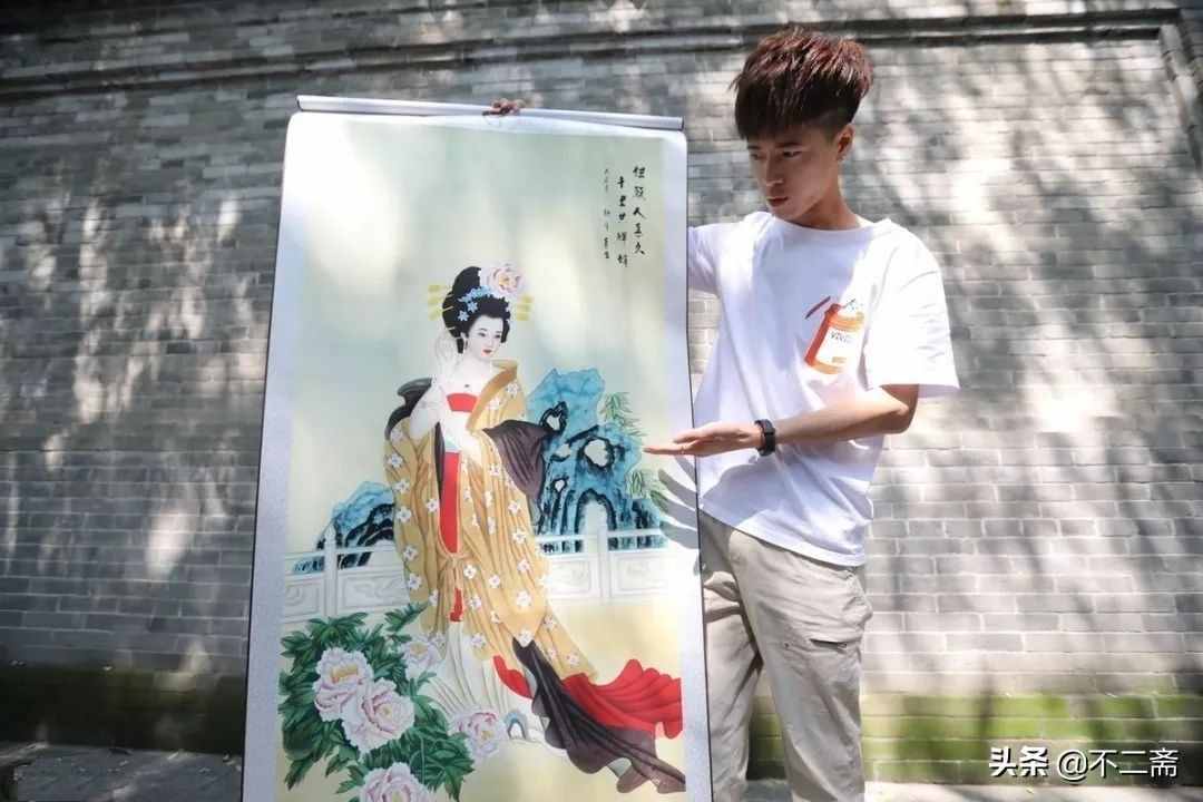 小伙子擺攤賣書畫，月入5萬(wàn)，還收了5個(gè)徒弟，網(wǎng)友：人帥字畫美