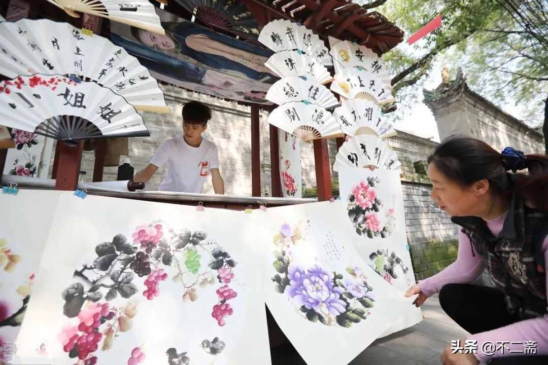 小伙子擺攤賣書畫，月入5萬(wàn)，還收了5個(gè)徒弟，網(wǎng)友：人帥字畫美