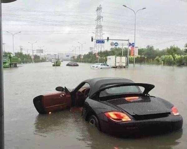 愛(ài)車泡了水怎么辦？別慌！趕緊這樣做，車子還能開(kāi)損失降最低