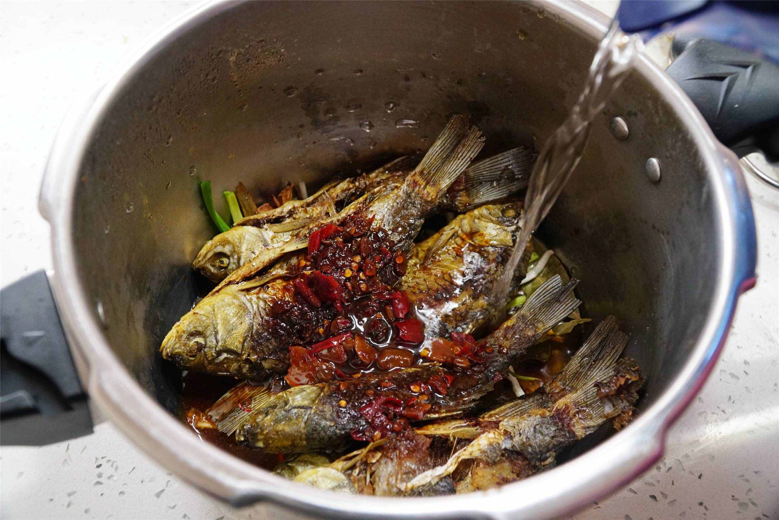 春天，鯽魚最美味的做法，連魚骨都好吃，味道特饞人，老少皆宜