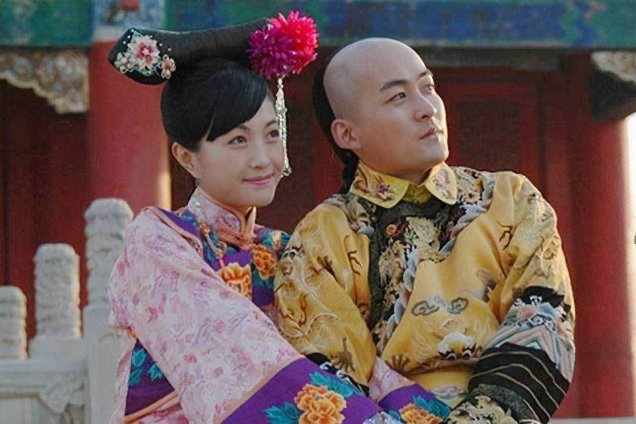 光緒皇帝的珍妃美麗動人，且最受寵愛，但屢屢挨打最終死于非命