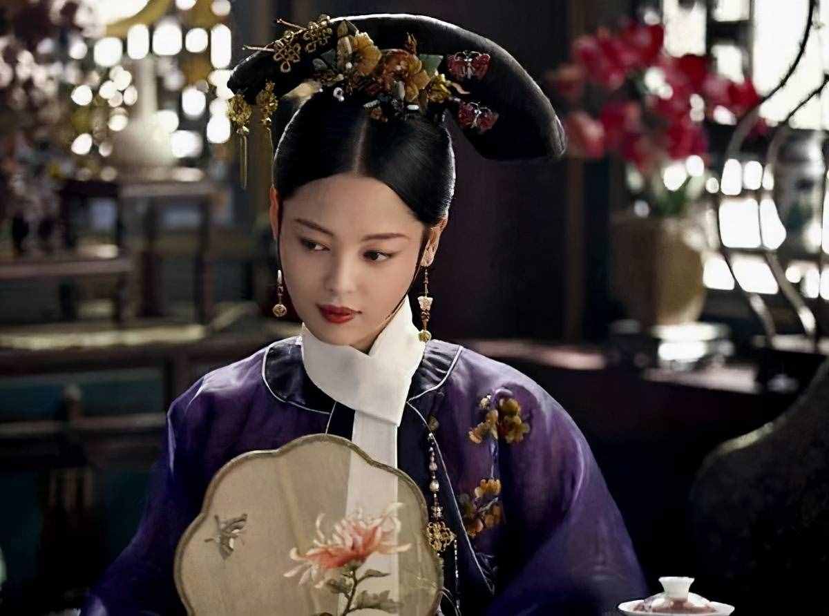 光緒皇帝的珍妃美麗動人，且最受寵愛，但屢屢挨打最終死于非命