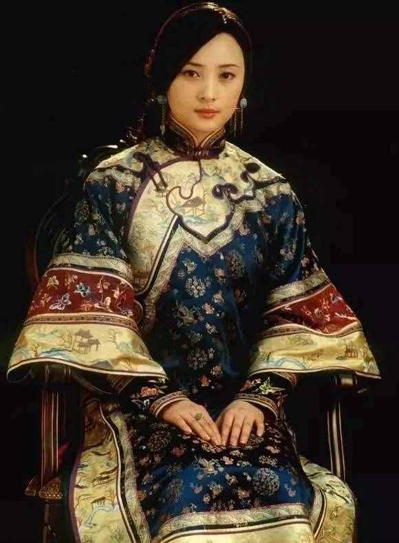 光緒皇帝的珍妃美麗動人，且最受寵愛，但屢屢挨打最終死于非命