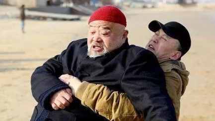 64歲李琦太真實(shí)！騎小三輪買菜，挺著大肚子在街頭數(shù)錢