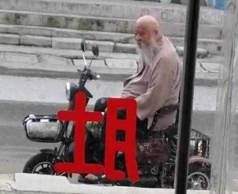 64歲李琦太真實(shí)！騎小三輪買菜，挺著大肚子在街頭數(shù)錢