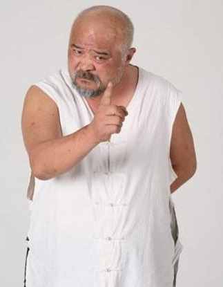 64歲李琦太真實(shí)！騎小三輪買菜，挺著大肚子在街頭數(shù)錢
