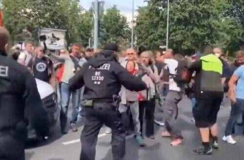 歐洲多國爆發(fā)抗議活動！民眾反對疫情封鎖，街頭抗議人群一眼望不到頭