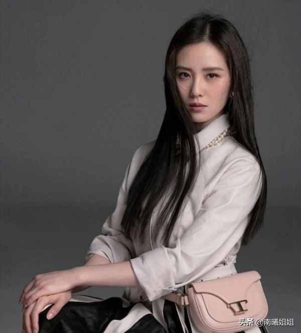 圓臉就放棄“黑長直”吧！換上這4種發(fā)型，氣質變得更高級了