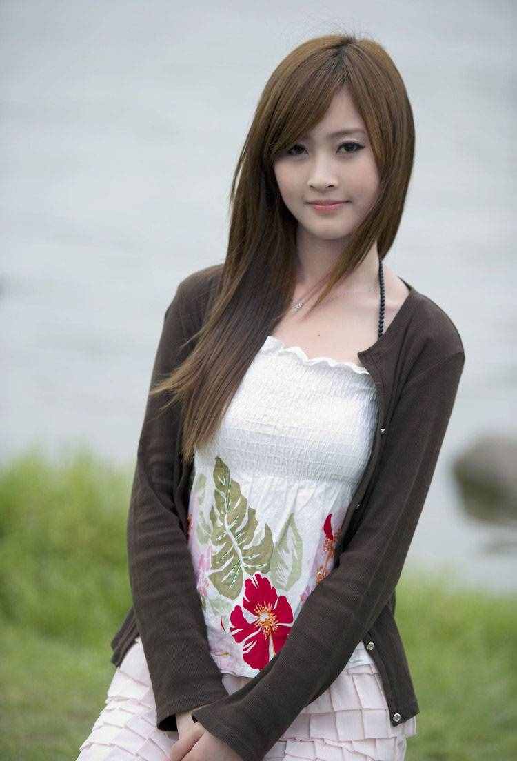 一位渾然天成的絕美佳人，綽約多逸態(tài)，輕盈不自持