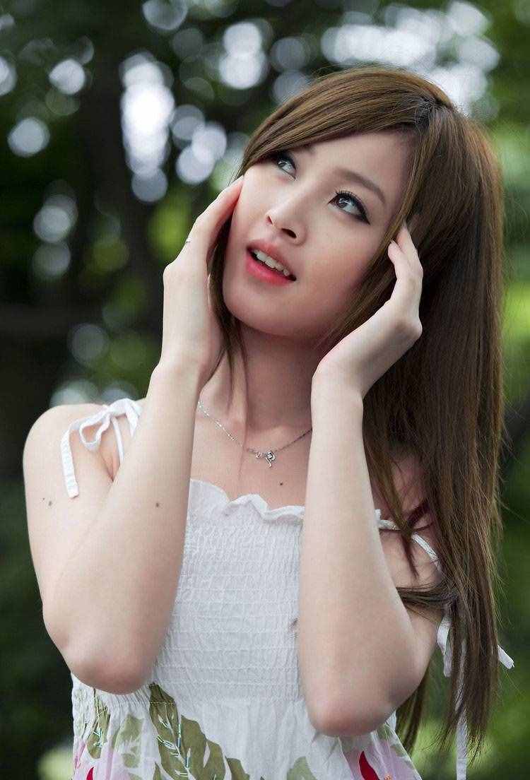 一位渾然天成的絕美佳人，綽約多逸態(tài)，輕盈不自持