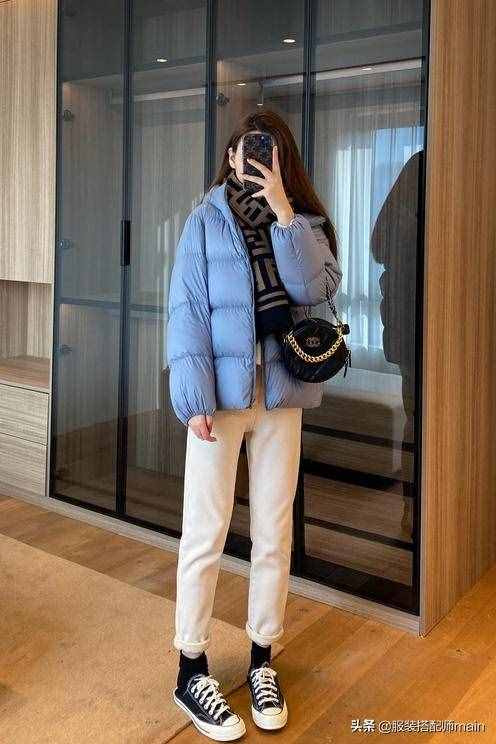今冬流行的短款羽絨服，掌握這5個(gè)穿搭法則，小個(gè)子也能顯高不少