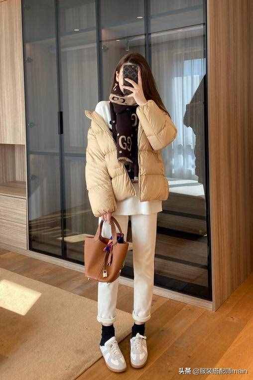 今冬流行的短款羽絨服，掌握這5個(gè)穿搭法則，小個(gè)子也能顯高不少