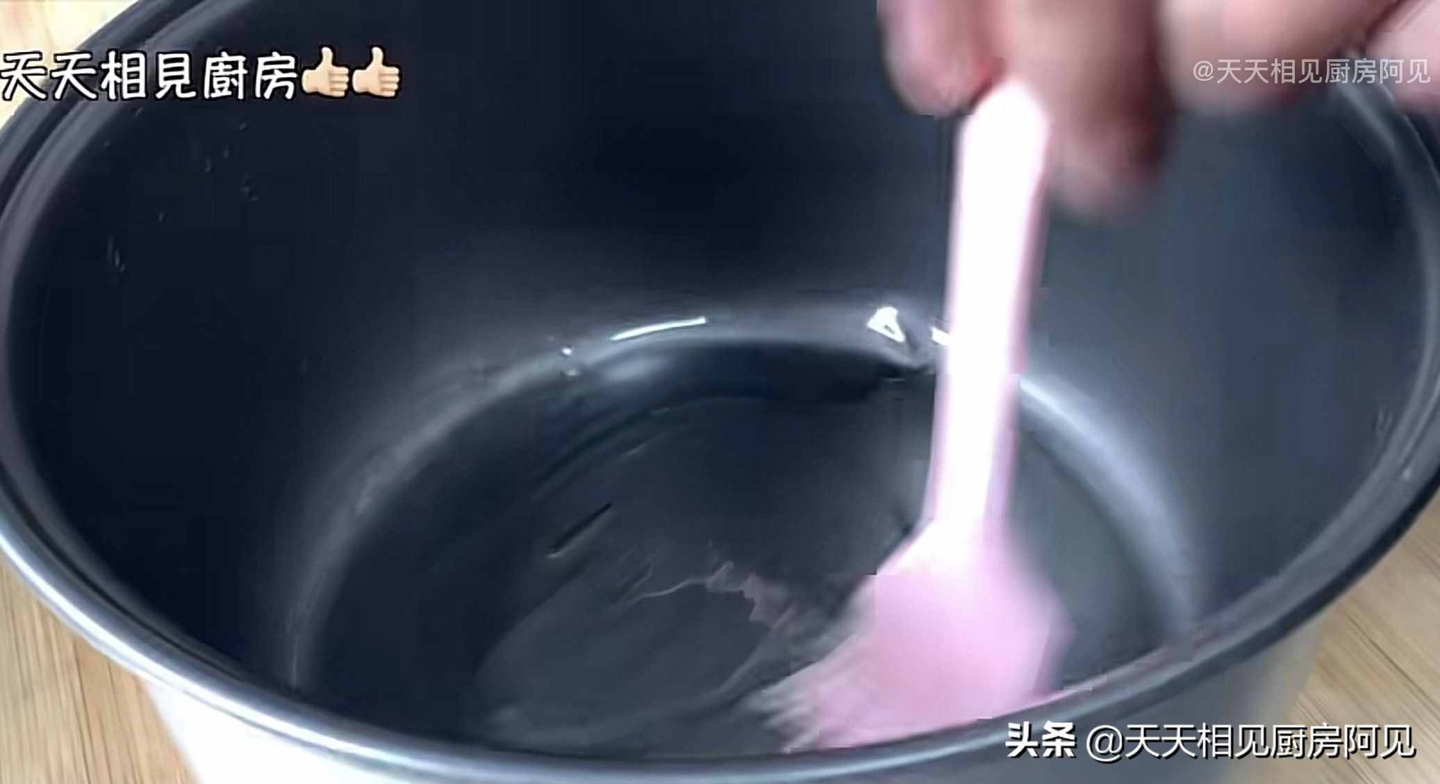 家里有電飯煲和雞蛋就能做蛋糕，第一次做就能成功，蓬松暄軟