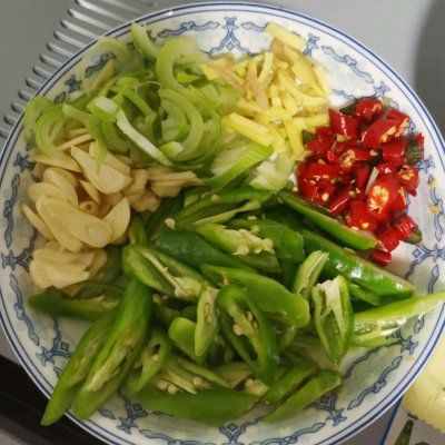 下飯神器洋蔥胡蘿卜炒香腸，拌飯還能吃三碗