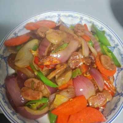 下飯神器洋蔥胡蘿卜炒香腸，拌飯還能吃三碗