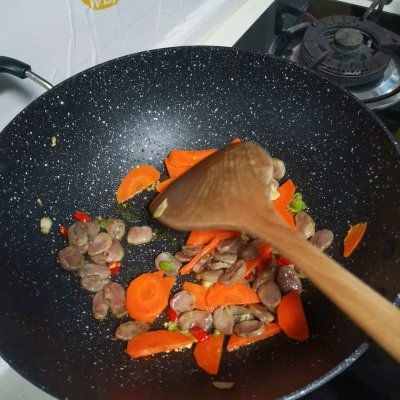 下飯神器洋蔥胡蘿卜炒香腸，拌飯還能吃三碗