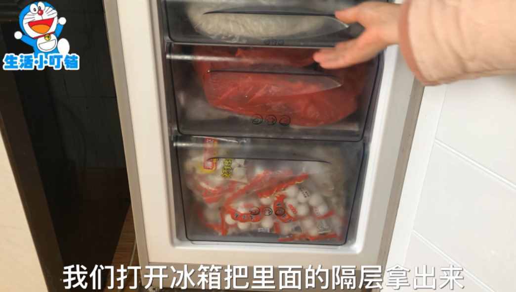 冰箱里結(jié)再厚的冰霜，只用它放進去，10分鐘把冰霜全都除干凈