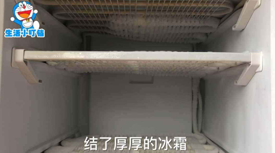 冰箱里結(jié)再厚的冰霜，只用它放進去，10分鐘把冰霜全都除干凈