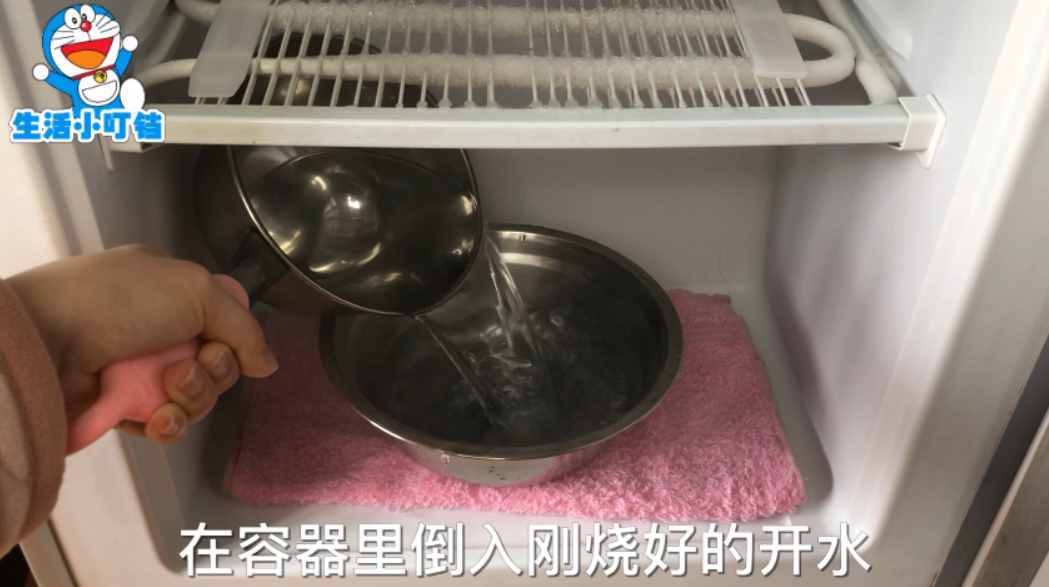 冰箱里結(jié)再厚的冰霜，只用它放進去，10分鐘把冰霜全都除干凈