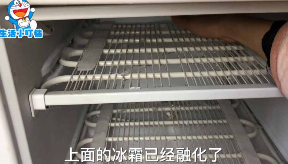 冰箱里結(jié)再厚的冰霜，只用它放進去，10分鐘把冰霜全都除干凈