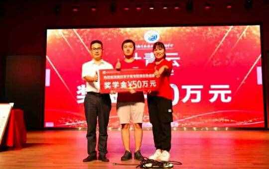 718分湖南高考狀元，獲50萬元獎學(xué)金，讓這所學(xué)校高復(fù)部火了