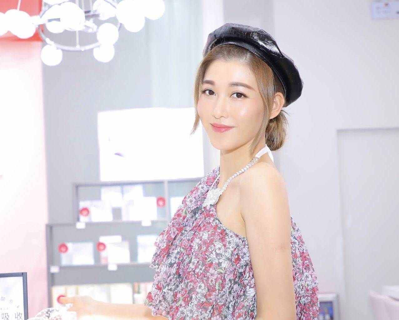 香港著名女星李彩樺陷入整容疑云，被指面部僵硬，幾個月變一次臉