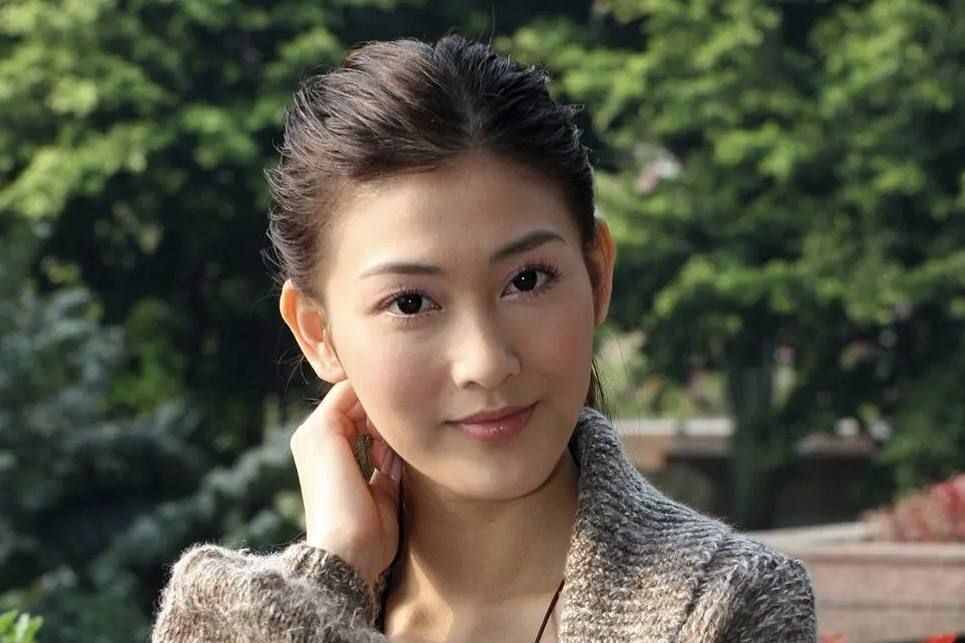 香港著名女星李彩樺陷入整容疑云，被指面部僵硬，幾個月變一次臉